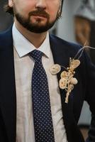 retrato de um noivo masculino em um terno azul na barbearia da manhã foto