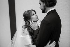 jovem casal noiva e noivo em um vestido branco foto