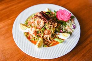 asa de feijão salada de camarão picante com ovos cozidos no prato branco - camarão camarão salada de frutos do mar comida tailandesa foto