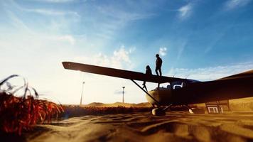 mulher de casal silhueta na asa de avião, renderização em 3d. foto