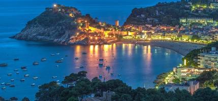 noite em tossa de mar, costa brava, catalunha, mar mediterrâneo, espanha foto