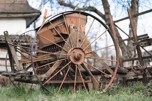 velha roda de metal enferrujada com raios para trabalhar na agricultura foto