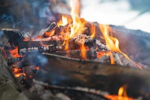 bela fogueira colorida queima na grelha para cozinhar alimentos foto