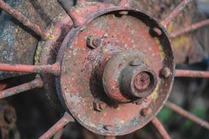 velha roda de metal enferrujada com raios para trabalhar na agricultura foto