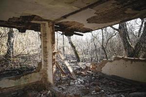 velha casa em ruínas, não adequada para viver, parede de tijolos caídos foto