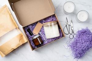 caixa de presente diy de vela com cera de soja, vela, etiqueta e óleo essencial para fabricação de velas foto