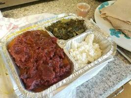 carne crua kitfo etíope na bandeja com queijo e verduras foto