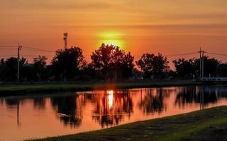 belo pôr do sol sobre o campo foto