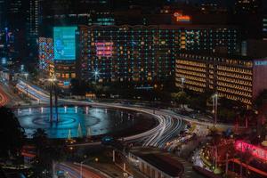 paisagem urbana noturna e semáforo da rodovia em efeito de movimento do obturador de baixa velocidade e ruído. Jacarta, Indonésia, 9 de janeiro de 2023 foto