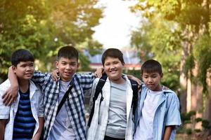 retrato jovens adolescentes asiáticos passando o tempo livre juntos ao longo do caminho caminhando para casa depois da aula de música na escola, conceito de casal asiático jovem adulto. foto