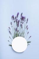 pódio, palco ou pedestal com vista superior de flores de lavanda. maquete para produtos cosméticos foto