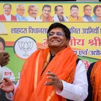 nova delhi, índia - 27 de novembro de 2022 - ministro do gabinete piyush goyal e membro central do partido bharatiya janata bjp durante uma manifestação em apoio ao candidato do bjp antes das eleições locais do mcd 2022 foto