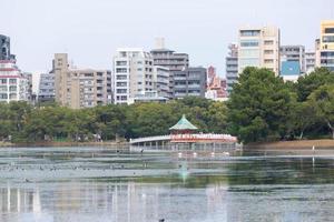 vista do horizonte da cidade da cidade sobre a vista natural do lago da lagoa durante o dia no japão, cidade grande com lago natural público foto