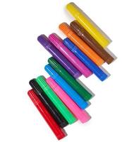 pilha de canetas hidrográficas multicoloridas isoladas no fundo branco foto