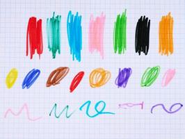 amostras de marcadores multicoloridos em papel quadriculado foto