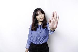 linda mulher asiática vestindo camisa azul com pose de gesto de mão de parada ou proibição com espaço de cópia foto