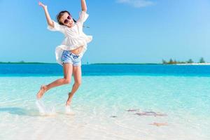 adorável menina feliz divirta-se nas férias na praia foto