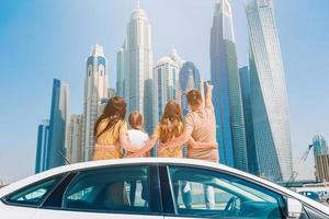 viagem de carro de verão e jovem família de férias foto