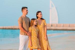 família feliz na praia durante as férias de verão foto