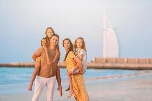 família feliz na praia durante as férias de verão foto