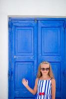 menina de vestido branco em ruas antigas de mykonos. foto