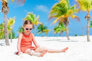 linda garotinha na praia se divertindo. garota engraçada aproveite as férias de verão. foto