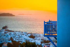 belo pôr do sol colorido da incrível cidade grega mykonos foto