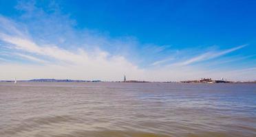 vista da estátua da liberdade do Battery Park foto