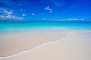bela praia de areia branca e água limpa turquesa foto