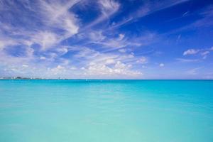 bela água limpa turquesa e céu azul foto