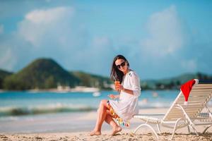 jovem mulher com saboroso coquetel nas férias de verão foto