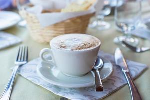 delicioso e saboroso cappuccino no café da manhã em um café no resort foto