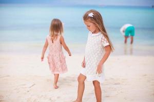 adoráveis meninas na praia durante as férias de verão foto