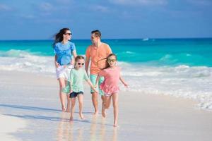 férias em família na praia foto