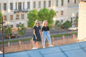 garotas bonitas no telhado desfrutando com vista para o belo pôr do sol em sankt petersburg na rússia foto