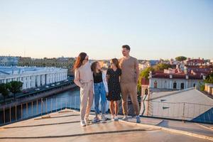 família no telhado desfrutando com vista para o belo pôr do sol em sankt petersburg na rússia foto