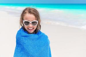 menina bonitinha na praia durante as férias de verão foto