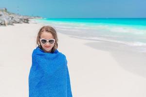 menina bonitinha na praia durante as férias de verão foto