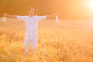 retrato de homem bonito em dia de verão foto