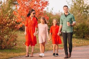 retrato de família feliz de quatro pessoas em dia de outono foto