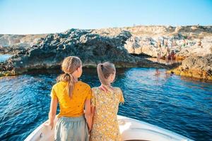 meninas navegando no barco em mar aberto claro foto