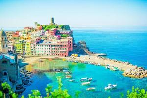 bela vernazza em cinque terre. uma das cinco famosas aldeias coloridas do parque nacional de cinque terre, na itália foto