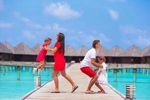 família de quatro pessoas feliz durante as férias de verão no resort de luxo foto