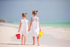 adoráveis meninas durante as férias de verão. as crianças aproveitam a viagem foto