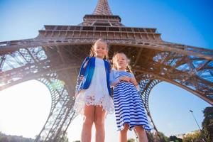 adoráveis meninas em paris fundo a torre eiffel foto