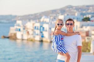 família na europa. pai e filha fundo pequena veneza em mykonos, grécia foto