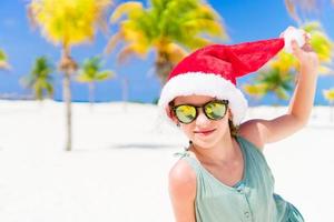 adorável menina assando biscoitos de gengibre de natal foto