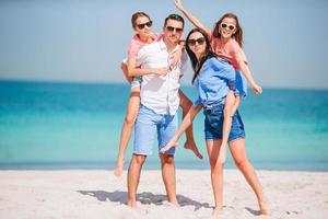 família feliz na praia durante as férias de verão foto