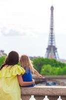 família feliz em paris perto da torre eiffel durante as férias de verão na França foto