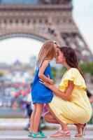 feliz mãe e filha em paris perto da torre eiffel foto
